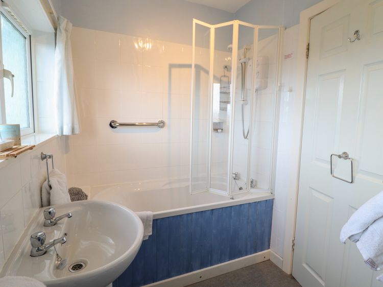 Morlyn Guest House Apartment, listing photograph 11