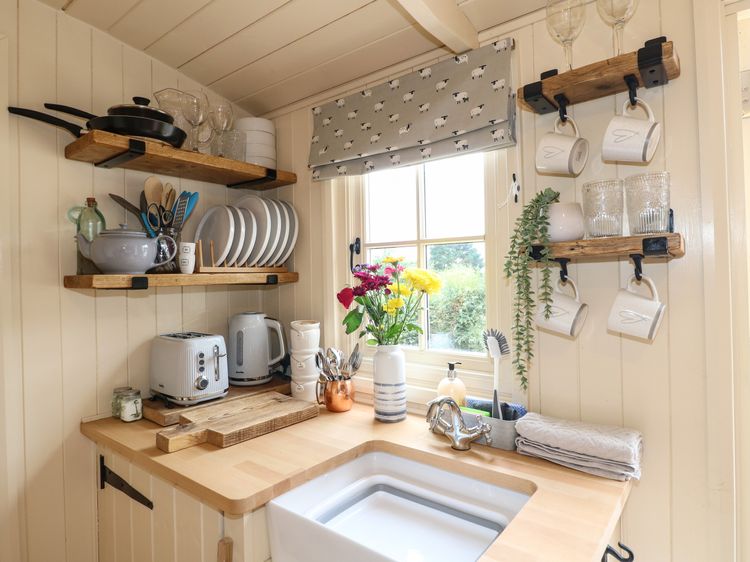 High Grounds Shepherd's Hut, listing photograph 4