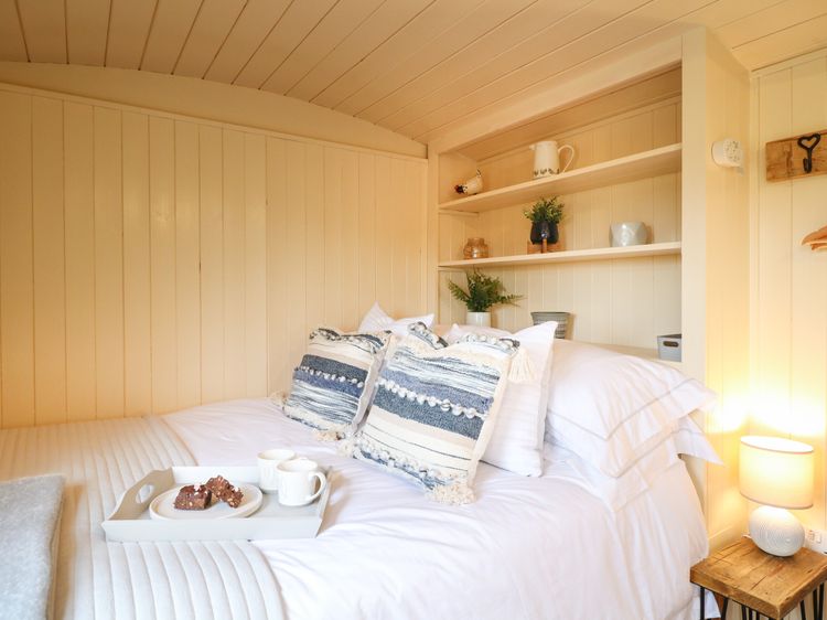 High Grounds Shepherd's Hut, listing photograph 7
