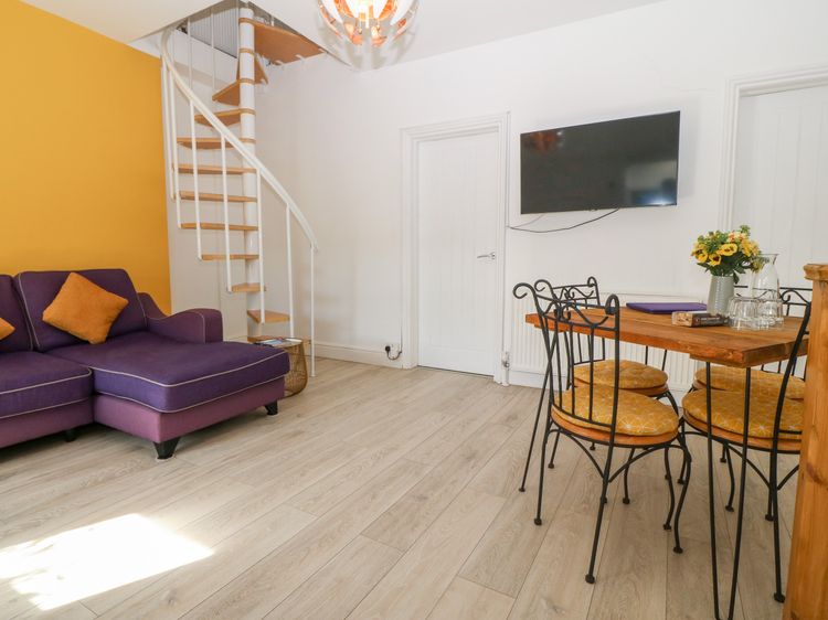 Apartment 2 - Llandudno Central, listing photograph 4