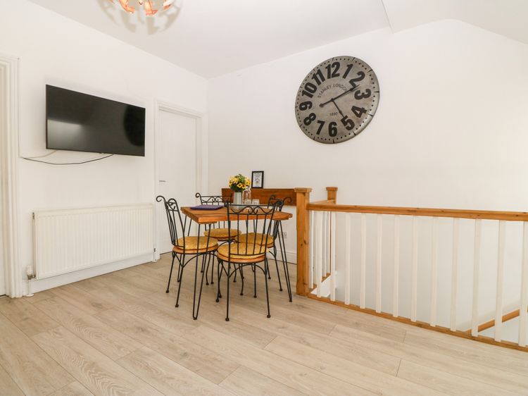 Apartment 2 - Llandudno Central, listing photograph 5