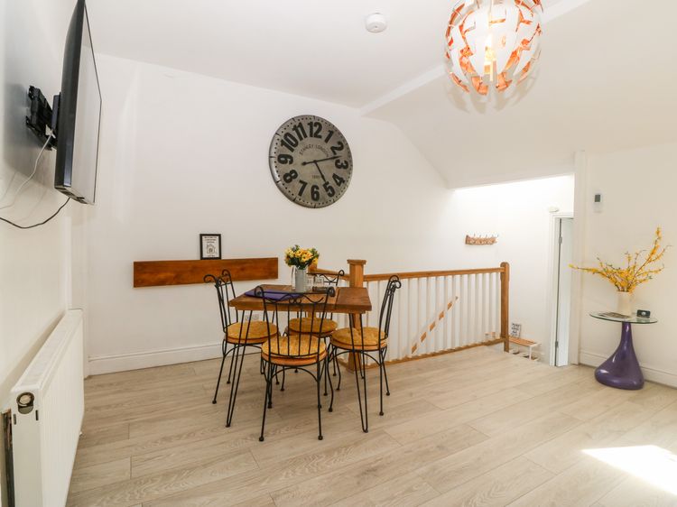 Apartment 2 - Llandudno Central, listing photograph 6