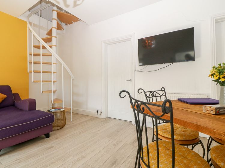 Apartment 2 - Llandudno Central, listing photograph 10