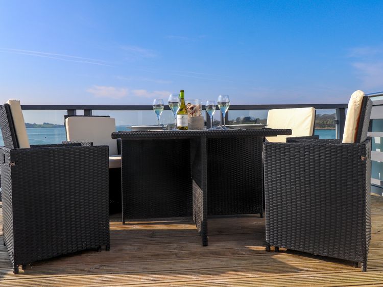 White Sails, listing photograph 2
