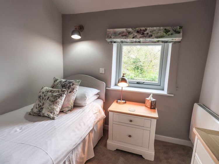 Cringol Cottage, listing photograph 10