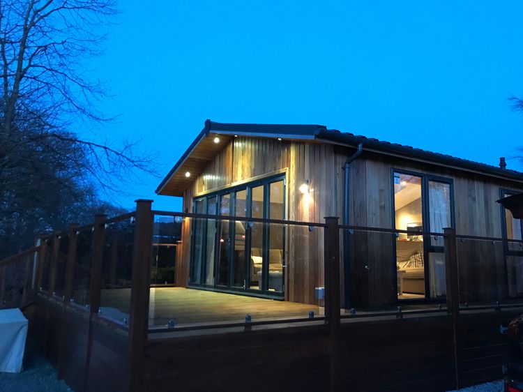 Loubi's Lakeside Lodge, listing photograph 2