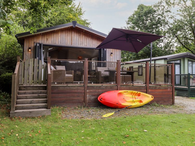 Loubi's Lakeside Lodge, listing photograph 7