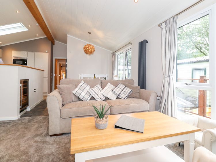 Loubi's Lakeside Lodge, listing photograph 10