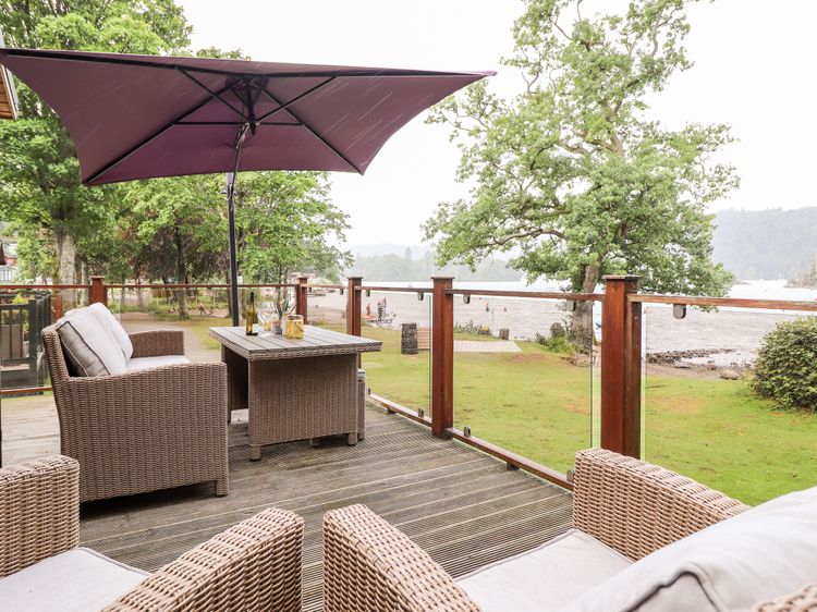 Loubi's Lakeside Lodge, listing photograph 3