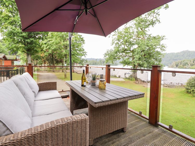 Loubi's Lakeside Lodge, listing photograph 4
