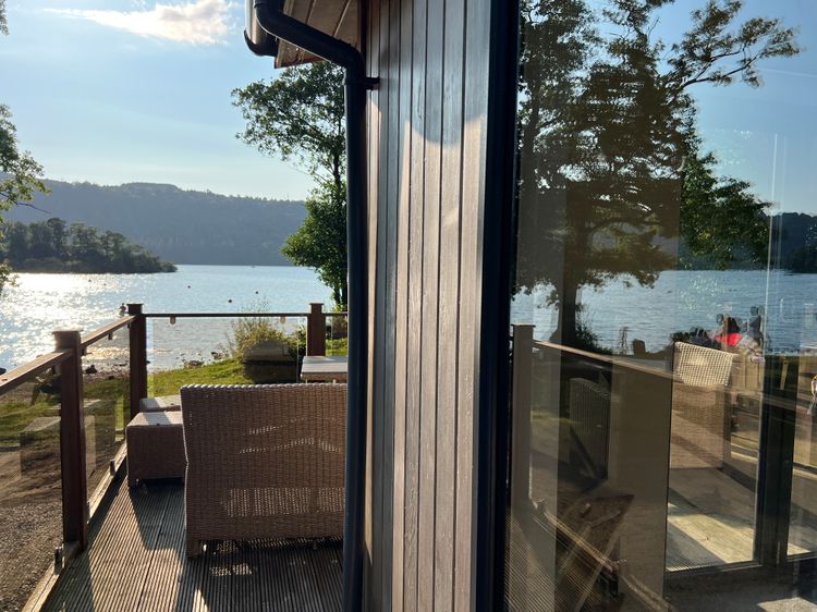 Loubi's Lakeside Lodge