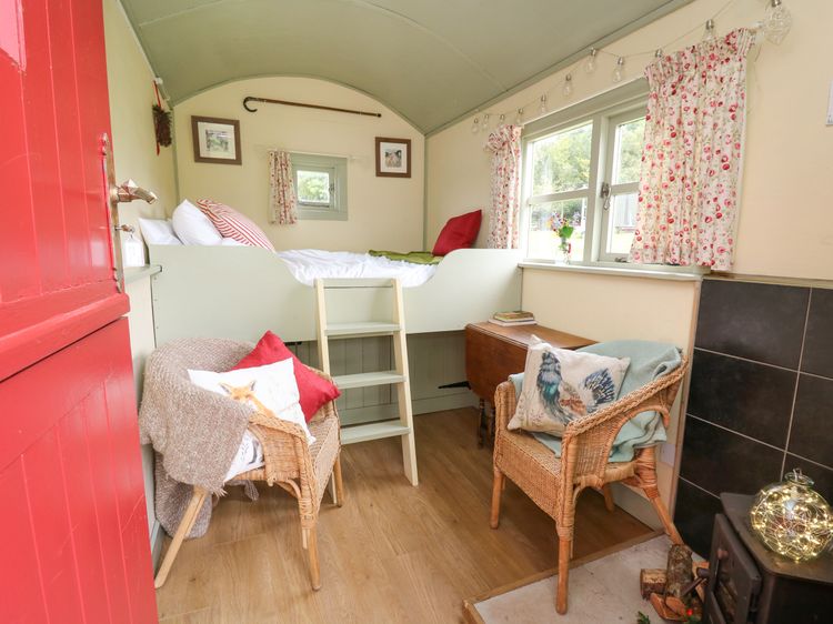 Sweet Briar Shepherds Hut, listing photograph 2