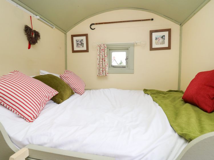 Sweet Briar Shepherds Hut, listing photograph 4