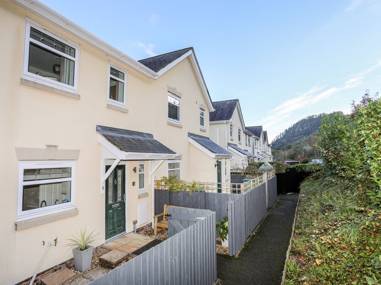 3 Trem Y Dolydd, listing photograph 2