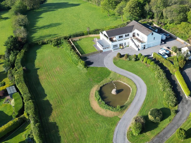 Top Of The Lane Luxury Holiday Apartment, listing photograph 2