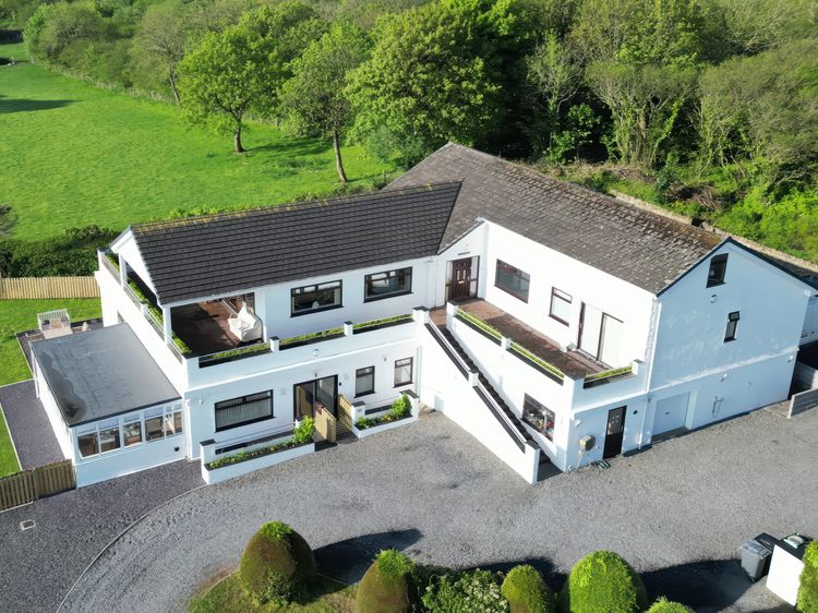 Top Of The Lane Luxury Holiday Apartment, listing photograph 3