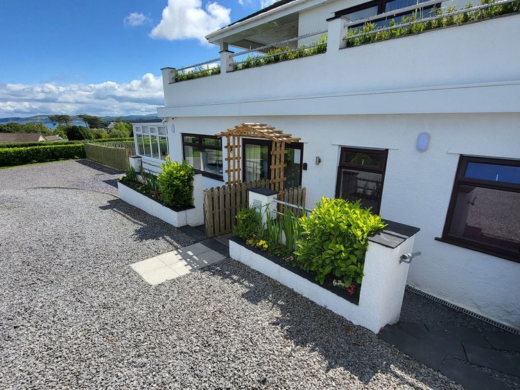 Top Of The Lane Luxury Holiday Apartment, listing photograph 6