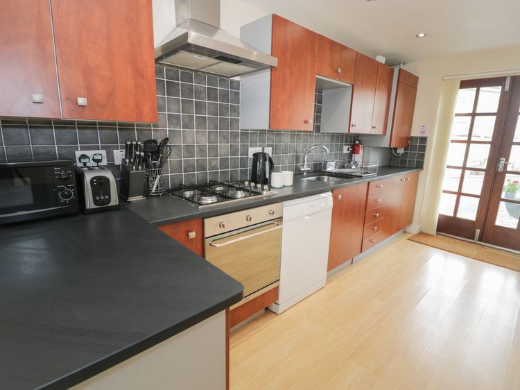 Whistle Stop Apartment, listing photograph 7