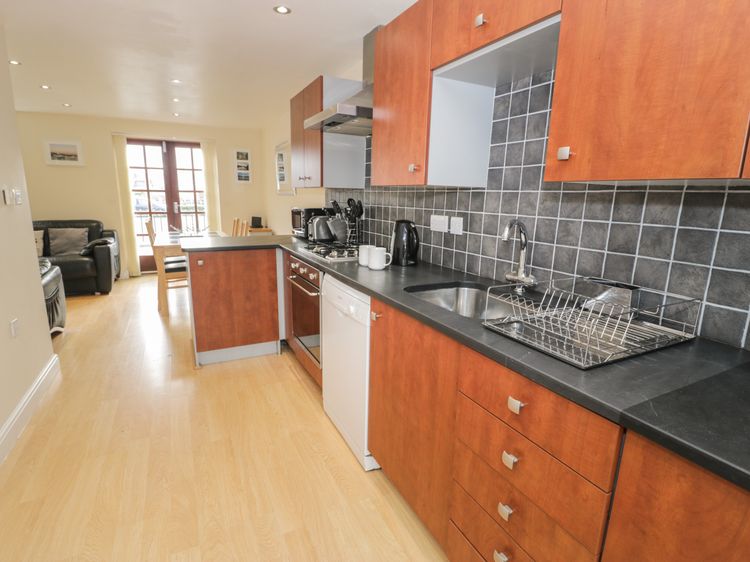 Whistle Stop Apartment, listing photograph 8