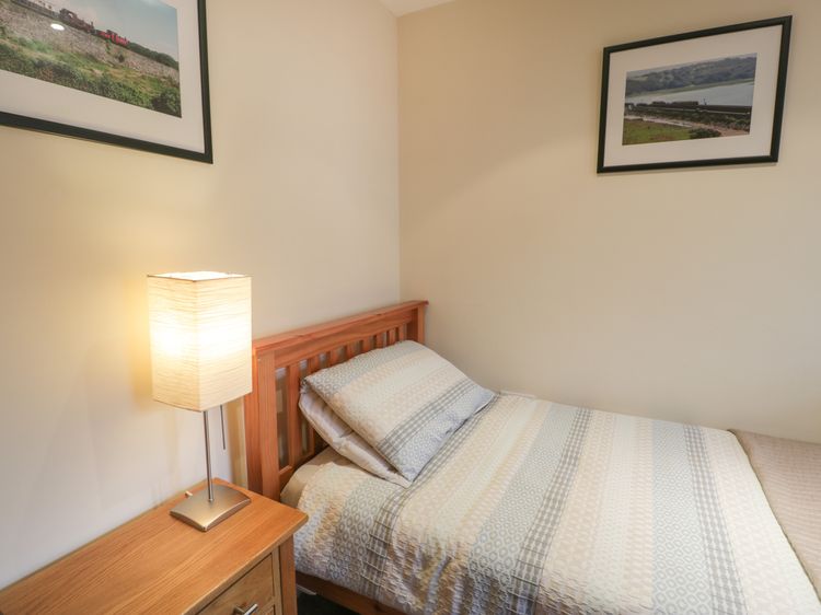 Whistle Stop Apartment, listing photograph 10