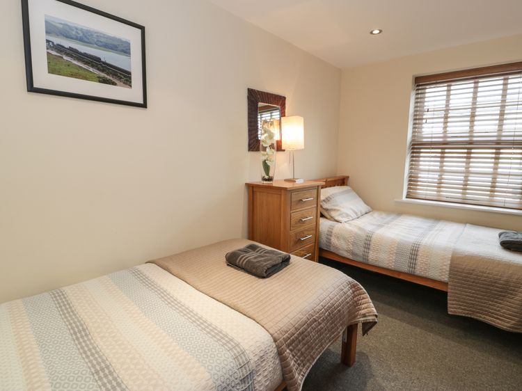 Whistle Stop Apartment, listing photograph 11