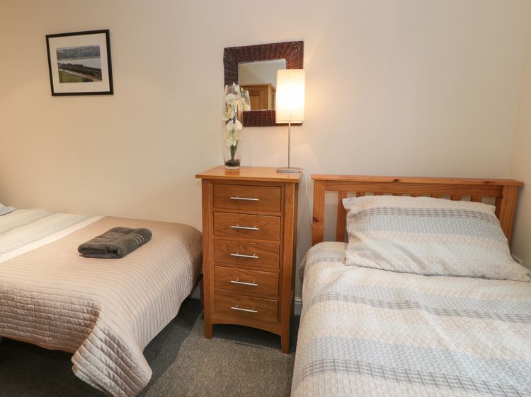 Whistle Stop Apartment, listing photograph 12