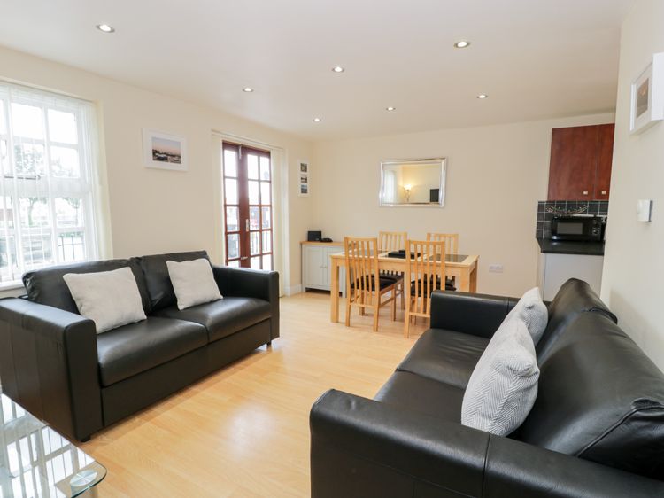 Whistle Stop Apartment, listing photograph 4