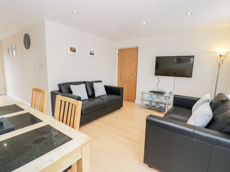 Whistle Stop Apartment, listing photograph 6