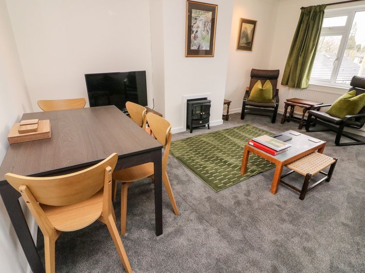 8 Oaks Field, listing photograph 4