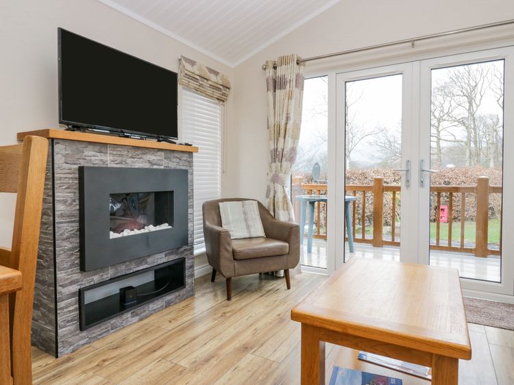 8 Woodlands, listing photograph 3