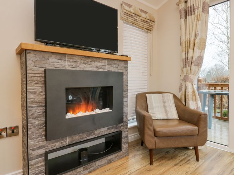 8 Woodlands, listing photograph 4