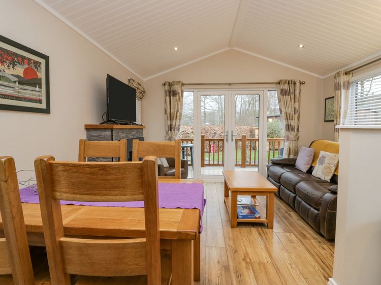 8 Woodlands, listing photograph 6