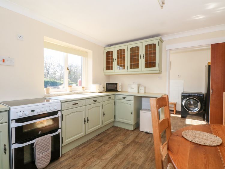 Hawksbridge Bungalow, listing photograph 10