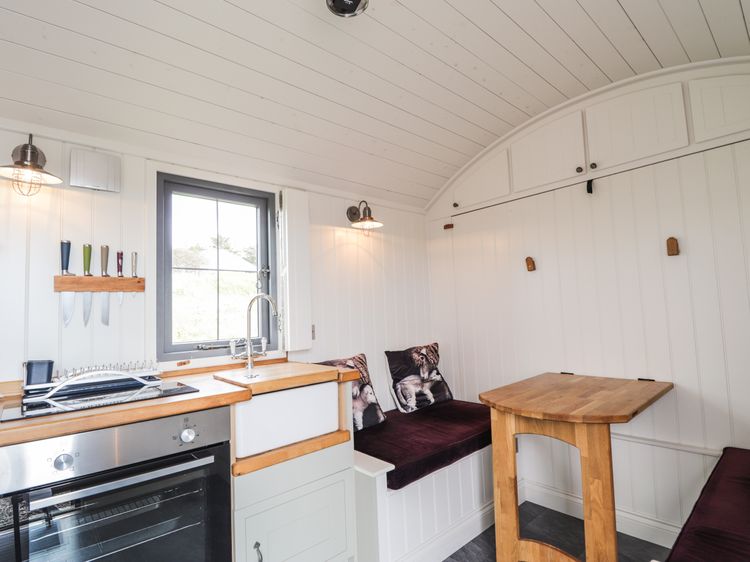 Shepherds Hut, listing photograph 5