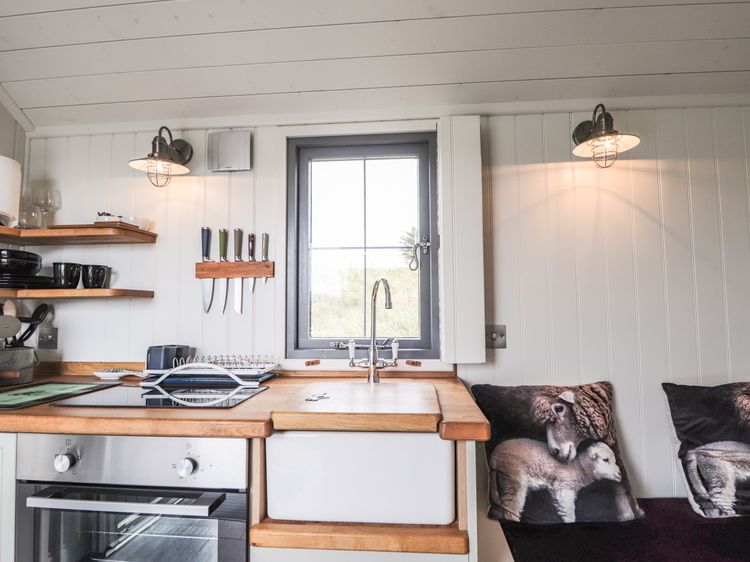 Shepherds Hut, listing photograph 6