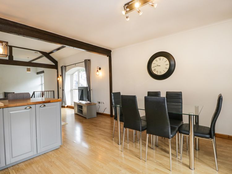 Coach House, listing photograph 11
