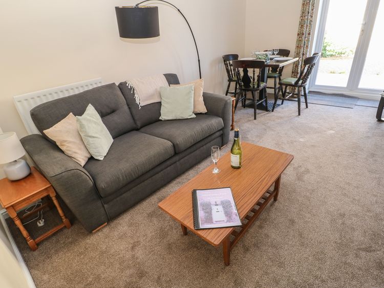 66 Dale Grove, listing photograph 2