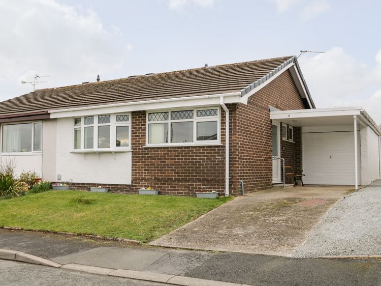 17 Ffordd Gwenllian, listing photograph 2