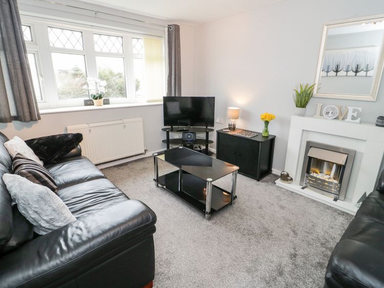 17 Ffordd Gwenllian, listing photograph 3