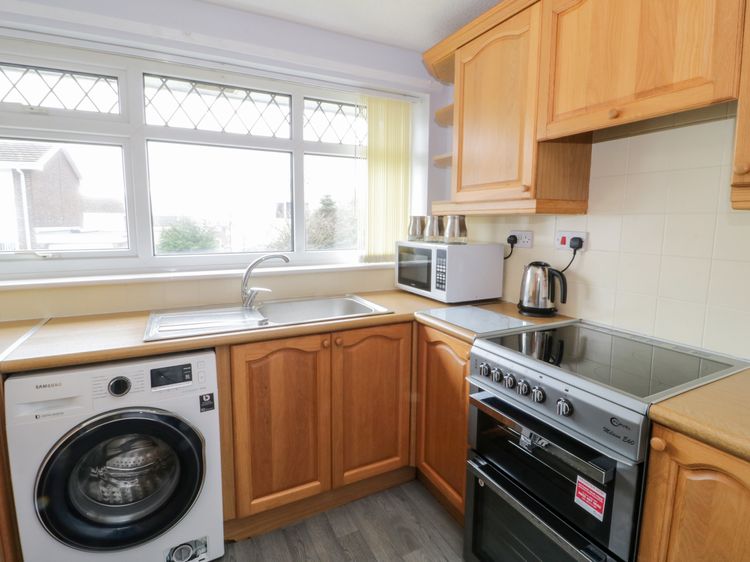 17 Ffordd Gwenllian, listing photograph 7