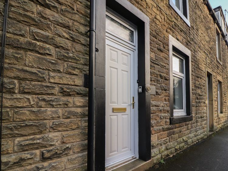 10 Haw Grove, listing photograph 2