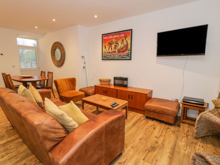 Bronwen House, listing photograph 3