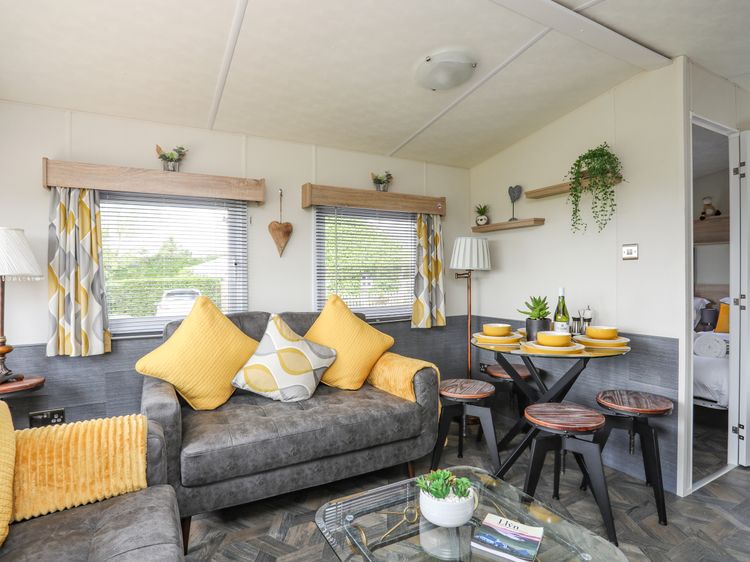 Caban Cwtch (The Cosy Cabin), listing photograph 6