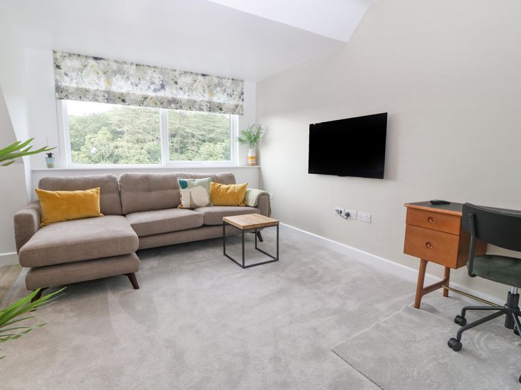 Apartment 16, listing photograph 4