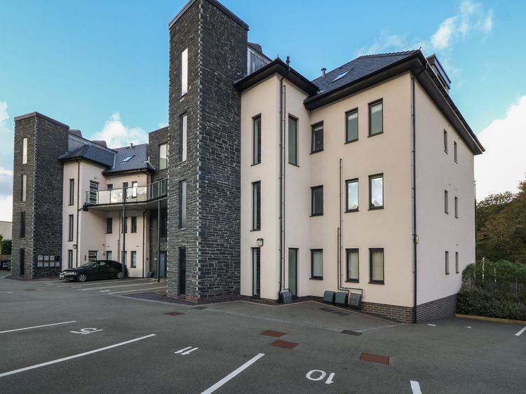 Apartment 16, listing photograph 2