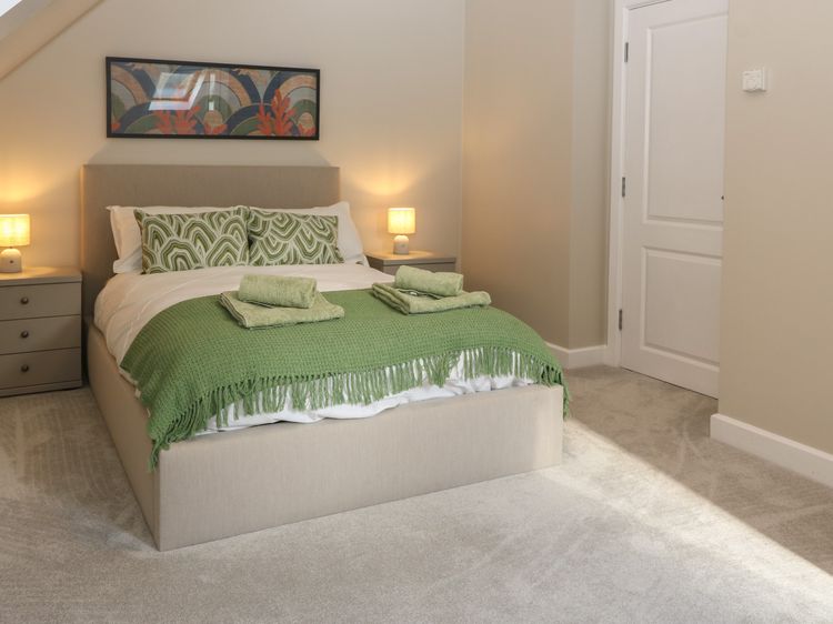Apartment 16, listing photograph 12