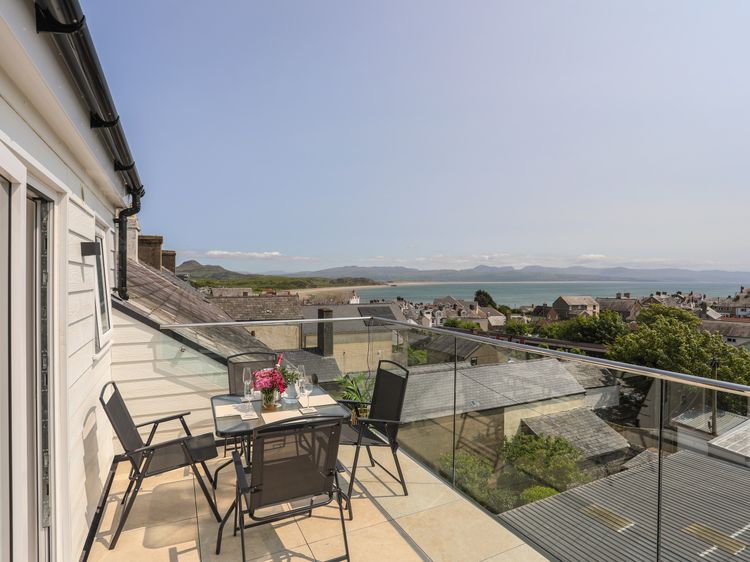 Golygfa'r Gastell / Castle View, listing photograph 2