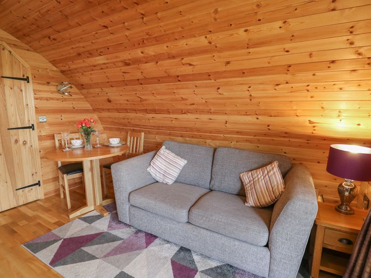 Pine Lodge, listing photograph 4