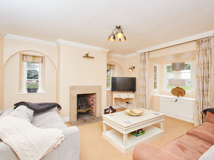 North Lodge, listing photograph 2