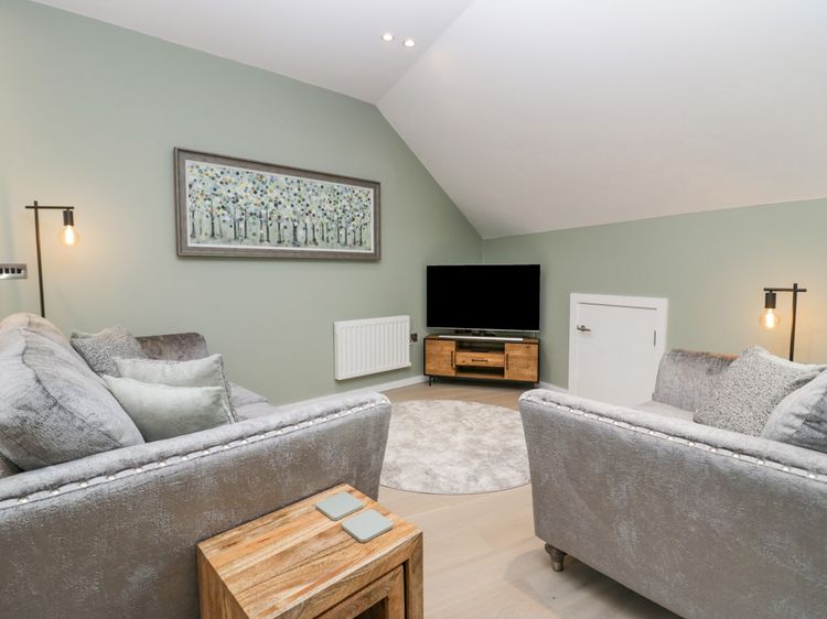 Watch Tree Apartment, listing photograph 4